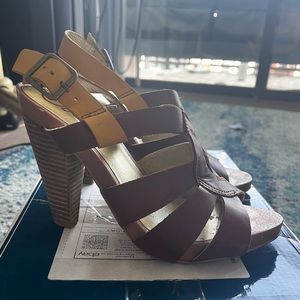 🆕 Seychelles leather Squeak sandals, size 7